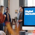 Tim marketing berdiskusi tentang strategi pemasaran digital di kantor